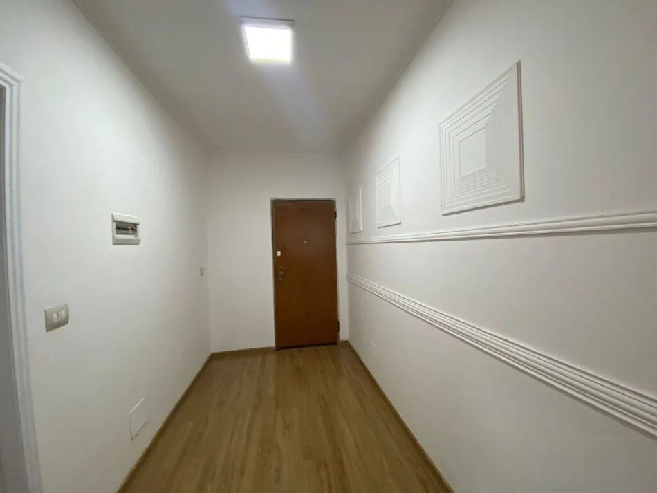 Tirane, jepet me qera zyre Kati 1, 60 m² 550 € (Komuna Parisit)