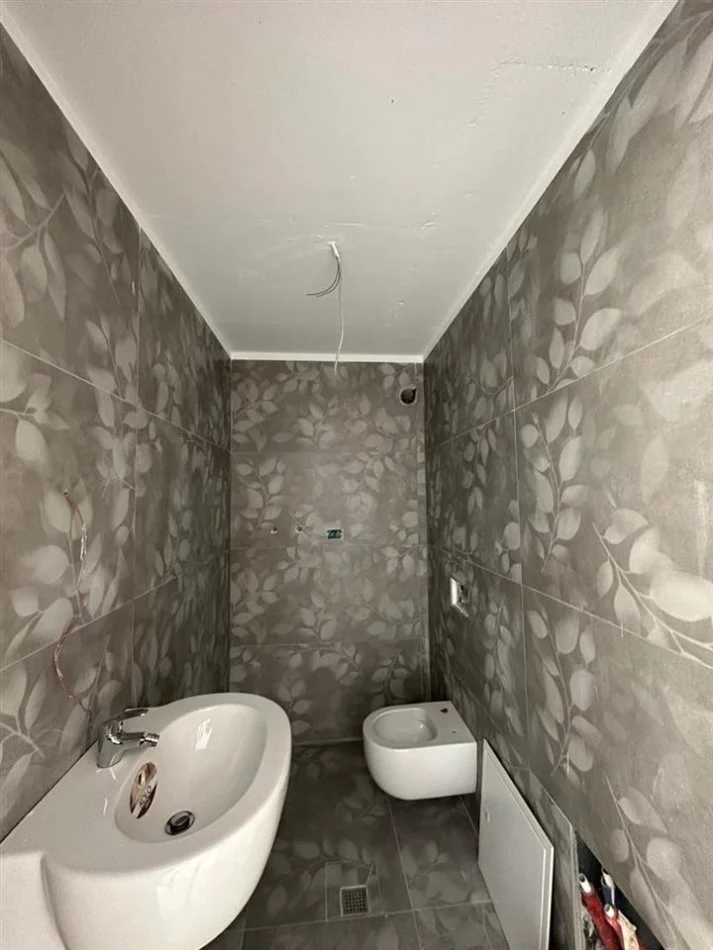 Tirane, jepet me qera dyqan Kati 0, 74 m² 750 € (grand park residence)