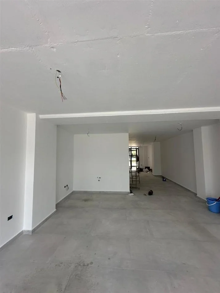 Tirane, jepet me qera dyqan Kati 0, 74 m² 750 € (grand park residence)