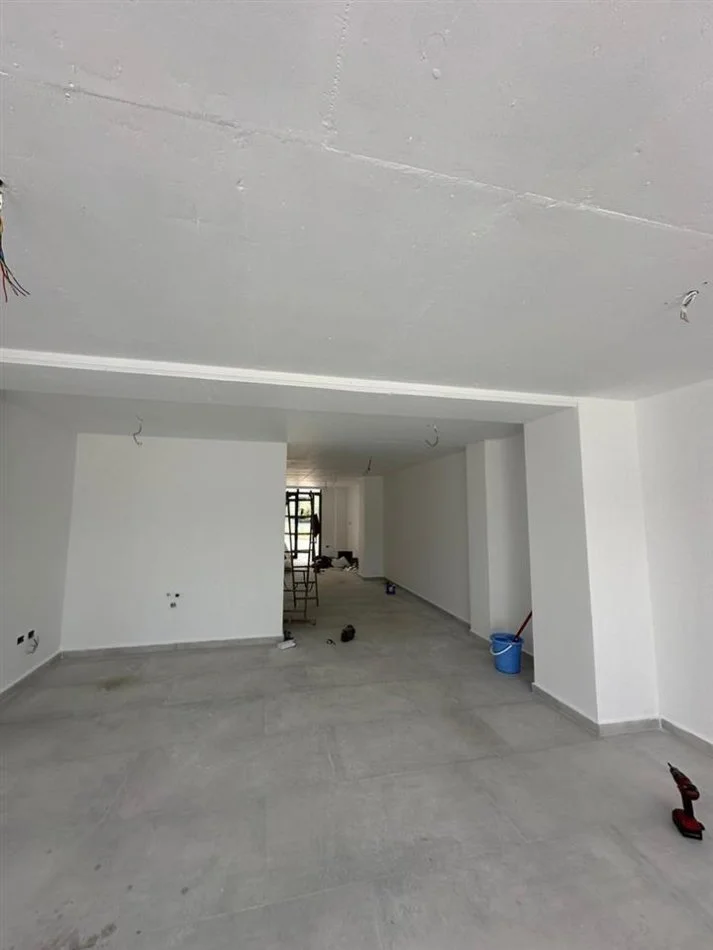 Tirane, jepet me qera dyqan Kati 0, 74 m² 750 € (grand park residence)
