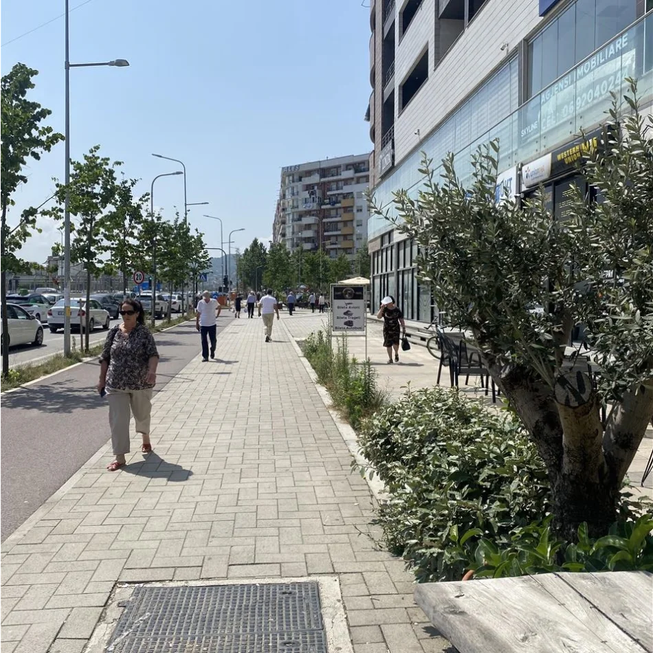 Jepet me qira ambient biznesi, 1400€ , Astir, prane Unazes