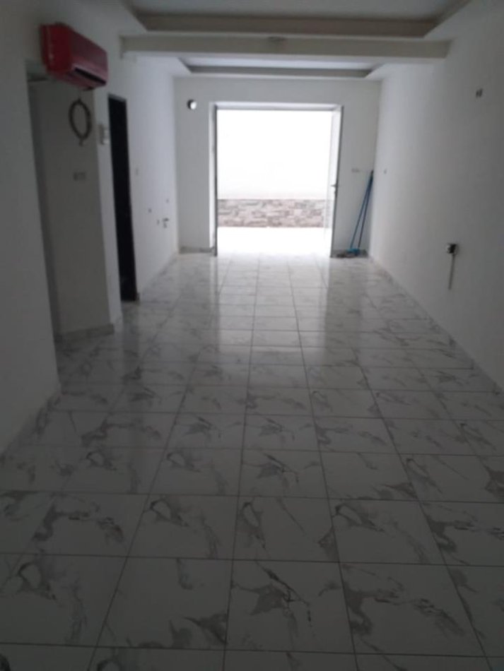 Tirane, jepet me qera ambjent biznesi Kati 0, 52 m² 400 € (Rruga e Dibres)