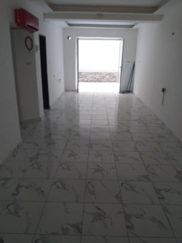 Tirane, jepet me qera ambjent biznesi Kati 0, 52 m² 400 € (Rruga e Dibres)