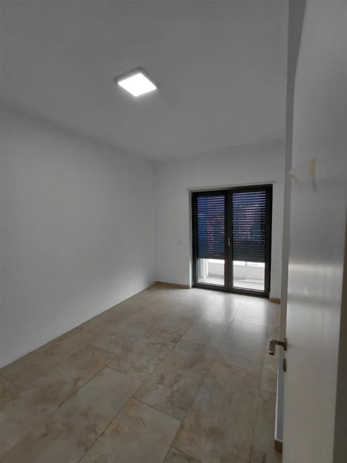 Tirane, jepet me qera ambjent biznesi Kati 5, 130 m² 1.300 € (Ring)