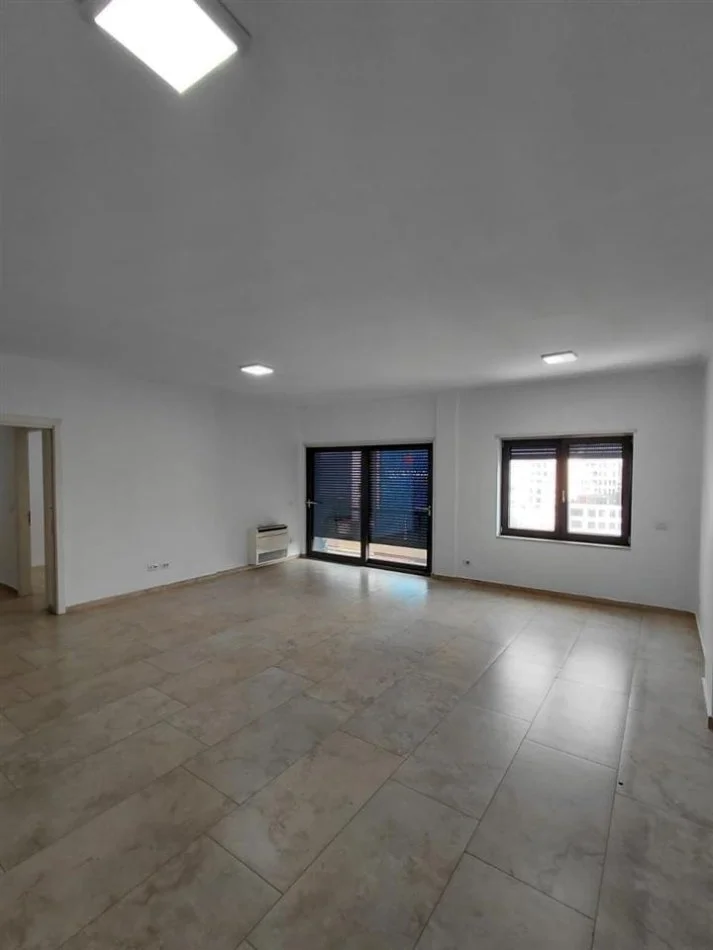 Tirane, jepet me qera ambjent biznesi Kati 5, 130 m² 1.300 € (Ring)