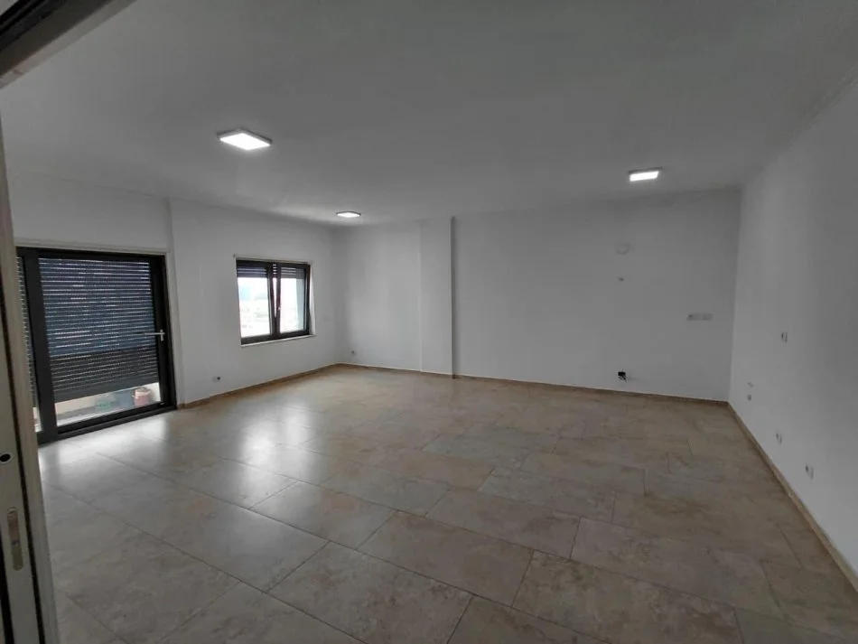 Tirane, jepet me qera ambjent biznesi Kati 5, 130 m² 1.300 € (Ring)