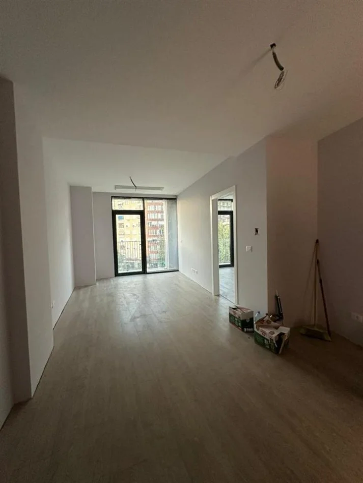 Tirane, jepet me qera zyre Kati 3, 65 m² 700 € (Lake View)