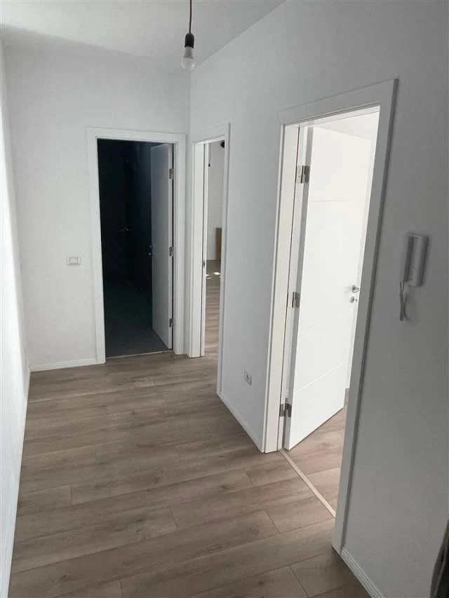 Tirane, jepet me qera apartament 1+1 Kati 8, 83 m² 400 Euro (5 Maji)