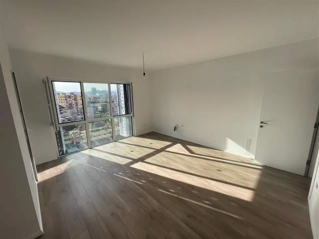 Tirane, jepet me qera apartament 1+1 Kati 8, 83 m² 400 Euro (5 Maji)