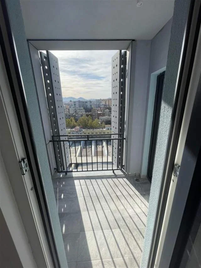 Tirane, jepet me qera apartament 1+1 Kati 8, 83 m² 400 Euro (5 Maji)