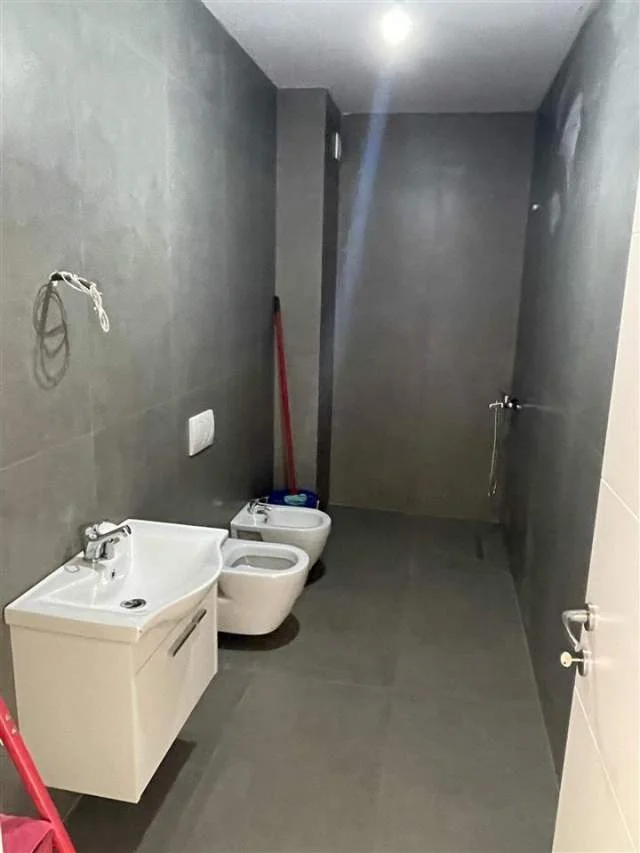 Tirane, jepet me qera apartament 1+1 Kati 8, 83 m² 400 Euro (5 Maji)