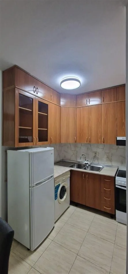 Tirane, jepet me qera apartament 1+1 Kati 3, 63 m² 680 € (komuna parisit)