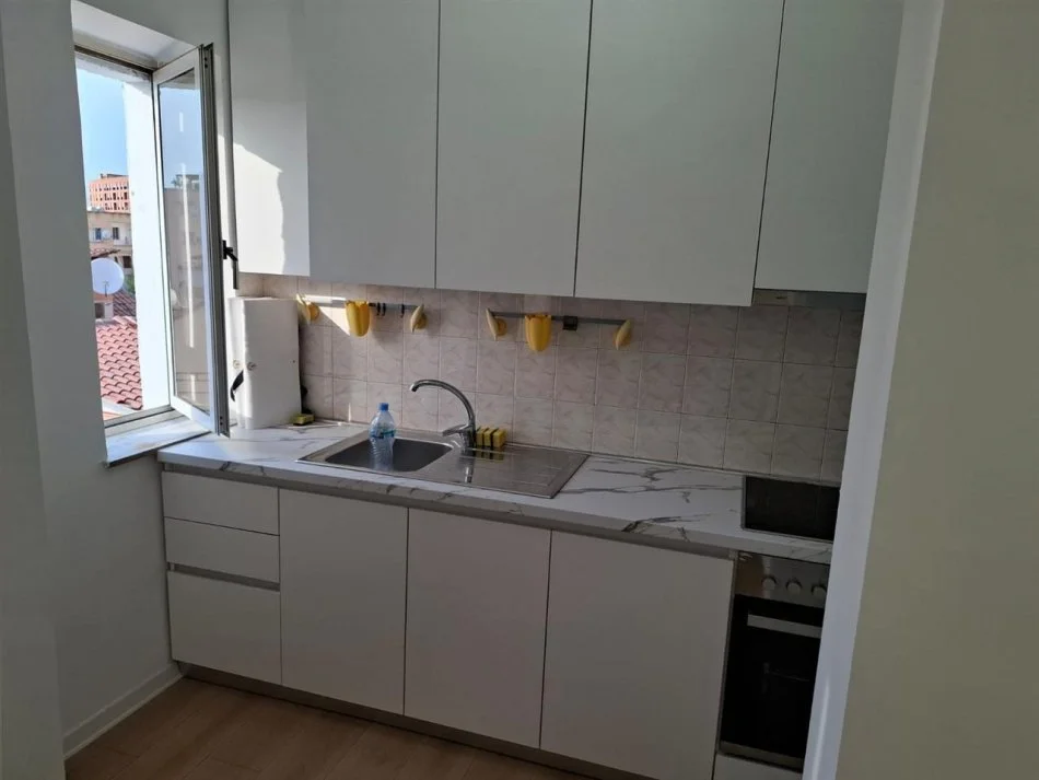 Tirane, jepet me qera apartament 1+1+Ballkon , 58 m² 550 € (Stacioni i Trenit)