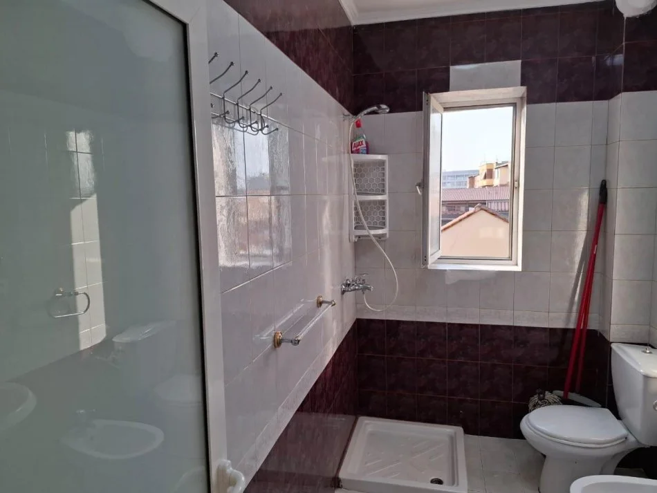 Tirane, jepet me qera apartament 1+1+Ballkon , 58 m² 550 € (Stacioni i Trenit)