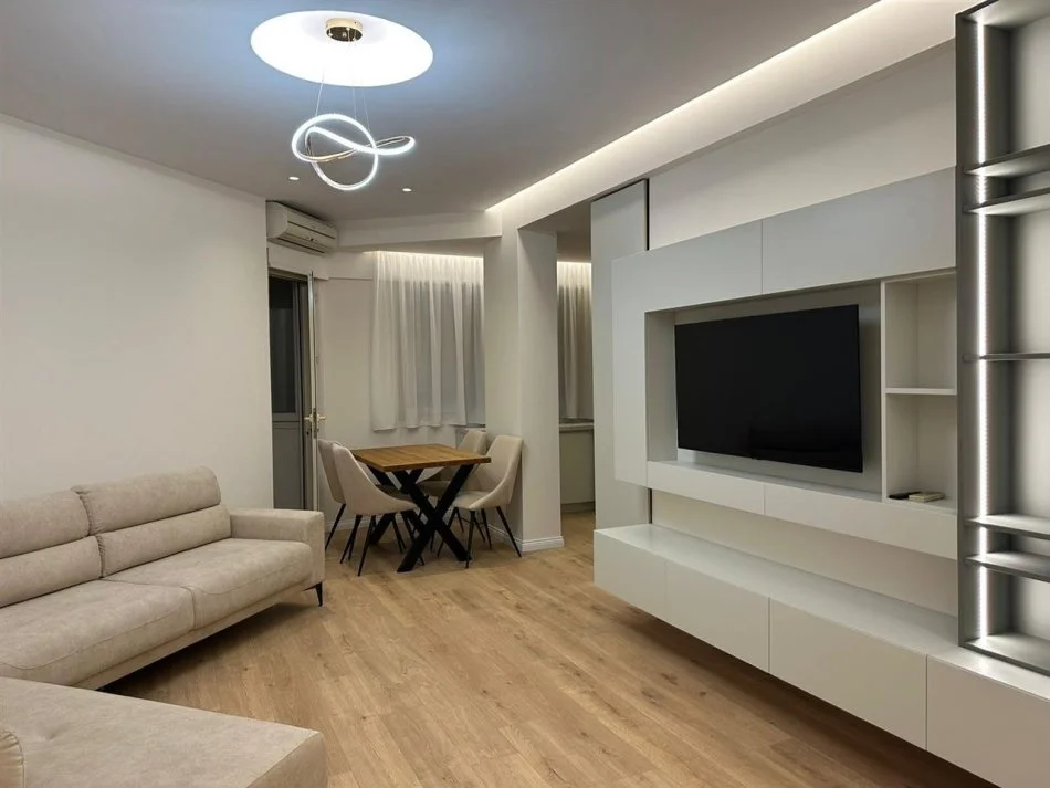 Tirane, jepet me qera apartament 1+1+Aneks+Ballkon Kati 4, 79 m² 700 € (Komuna Parisit)
