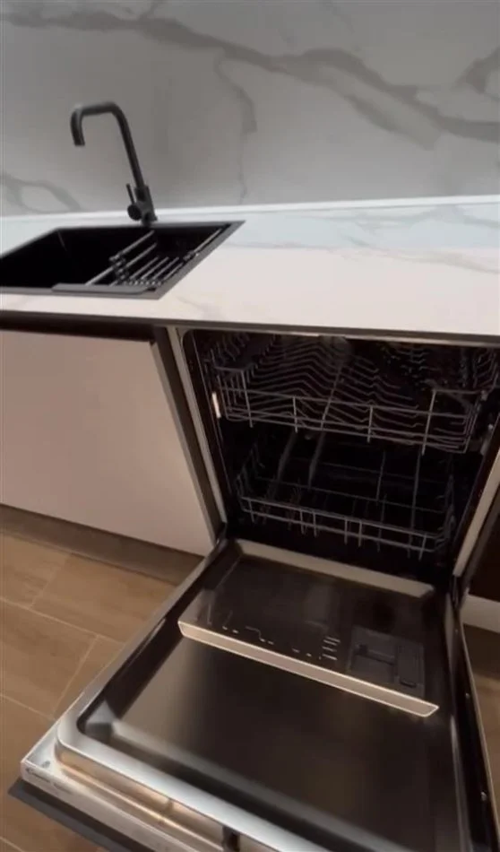 Tirane, jepet me qera apartament 1+1+Ballkon Kati 4, 95 m² 750 € (Rruga e Kavajes)