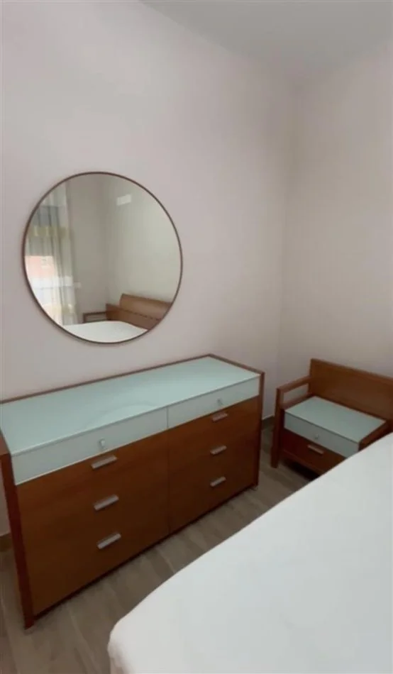 Tirane, jepet me qera apartament 1+1+Ballkon Kati 4, 95 m² 750 € (Rruga e Kavajes)