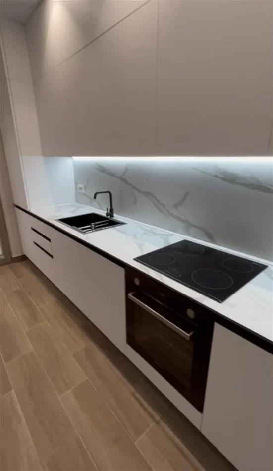 Tirane, jepet me qera apartament 1+1+Ballkon Kati 4, 95 m² 750 € (Rruga e Kavajes)