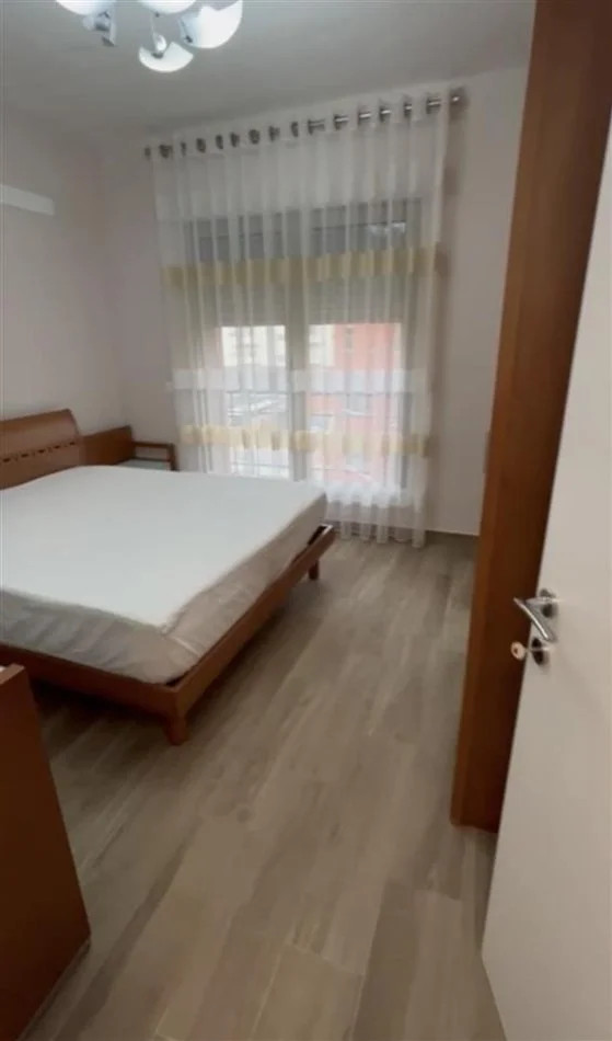 Tirane, jepet me qera apartament 1+1+Ballkon Kati 4, 95 m² 750 € (Rruga e Kavajes)