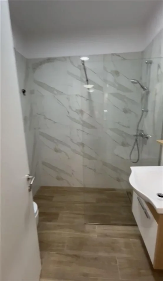 Tirane, jepet me qera apartament 1+1+Ballkon Kati 4, 95 m² 750 € (Rruga e Kavajes)