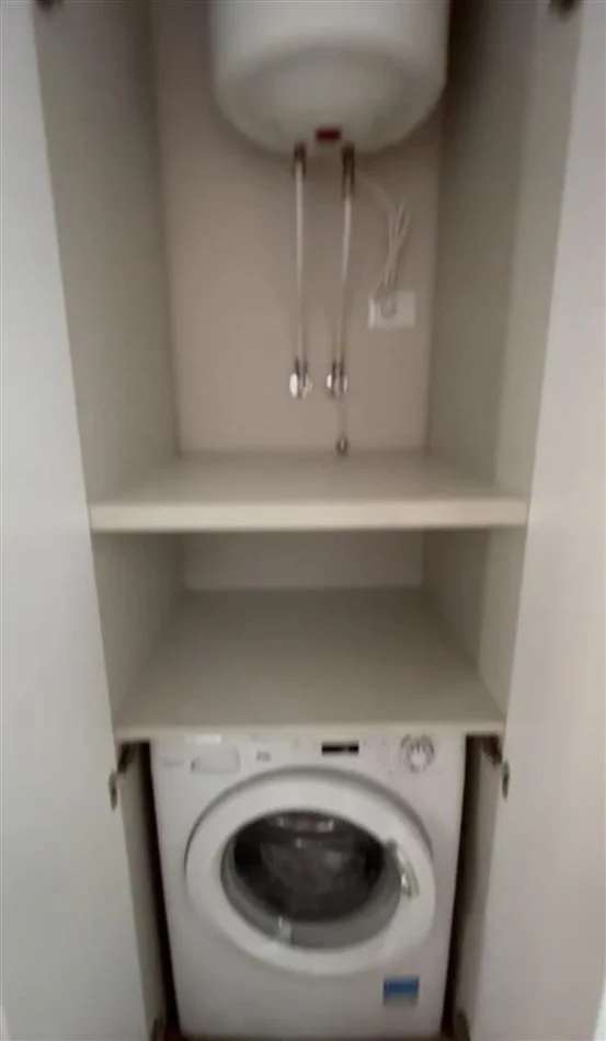 Tirane, jepet me qera apartament 1+1+Ballkon Kati 4, 95 m² 750 € (Rruga e Kavajes)