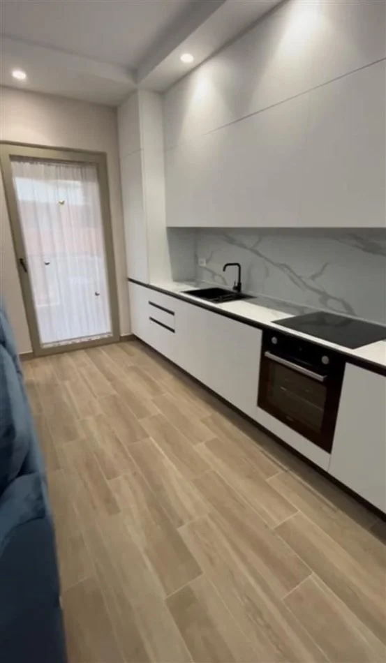 Tirane, jepet me qera apartament 1+1+Ballkon Kati 4, 95 m² 750 € (Rruga e Kavajes)