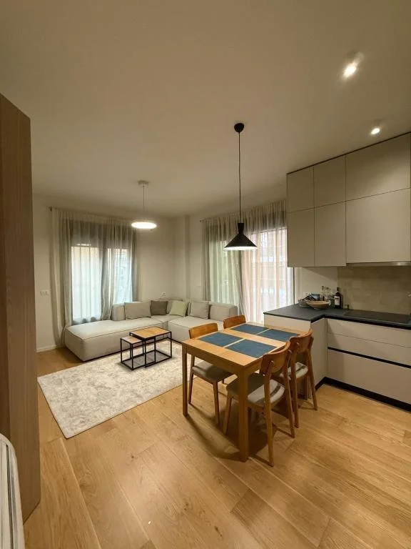 Tirane, jepet me qera apartament 2+1 Kati 3, 97 m² 1.200 € (RRUGA KOSOVAREVE)