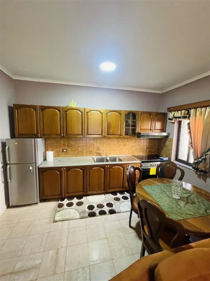 Tirane, jepet me qera apartament 2+1+Ballkon Kati 2, 100 m² 500 € (rruga Ferit Xhajko)