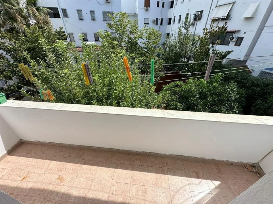 Tirane, jepet me qera apartament 2+1+Ballkon Kati 2, 100 m² 500 € (rruga Ferit Xhajko)