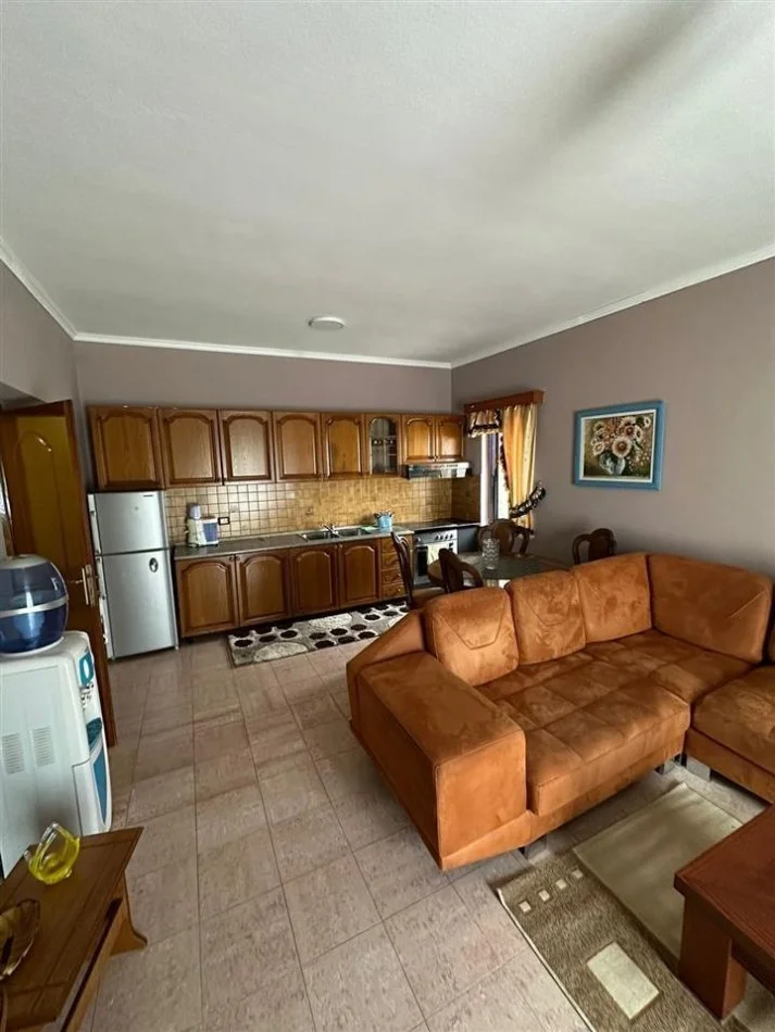 Tirane, jepet me qera apartament 2+1+Ballkon Kati 2, 100 m² 500 € (rruga Ferit Xhajko)