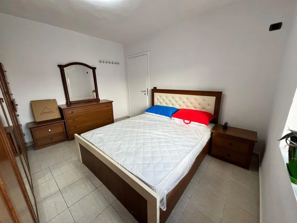 Tirane, jepet me qera apartament 2+1 Kati 3, 75 m² (Bardhyl)
