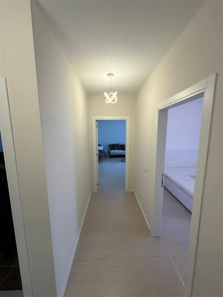 JEPET APARTAMENT 2+1 ME QERA TE ISH FUSHA AVIACIONIT