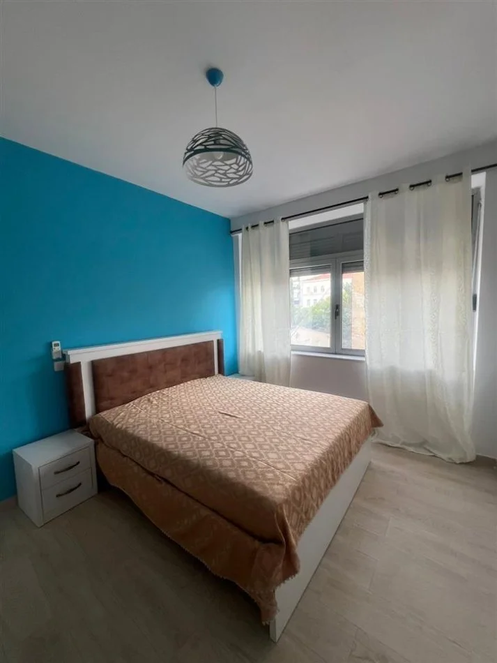 Tirane, jepet me qera apartament 2+1 Kati 4, 105 m² 850 € (Sheshi Skenderbej)