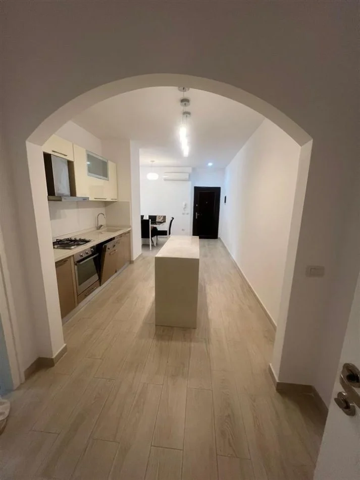 Tirane, jepet me qera apartament 2+1 Kati 4, 105 m² 850 € (Sheshi Skenderbej)