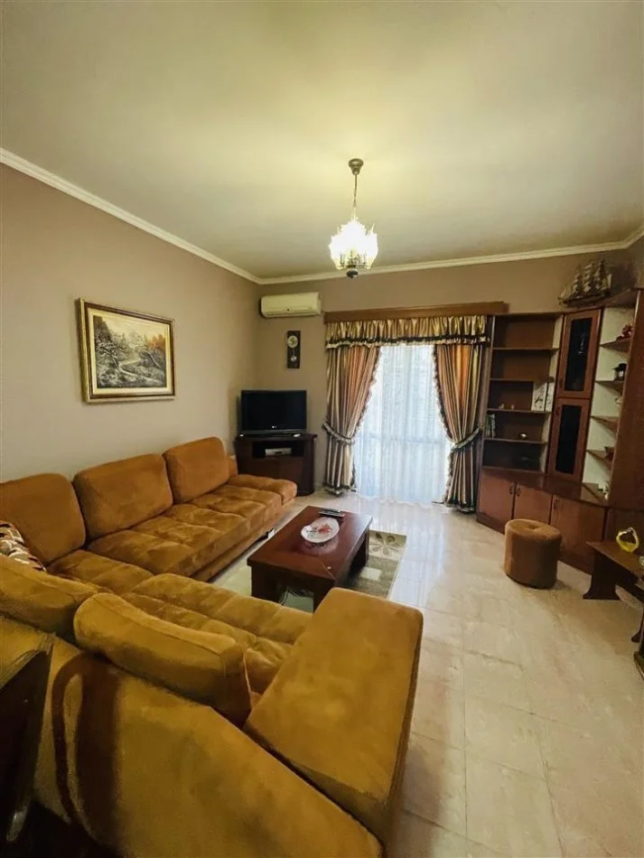 Tirane, jepet me qera apartament 2+1+Ballkon Kati 2, 100 m² 500 € (rruga Ferit Xhajko)