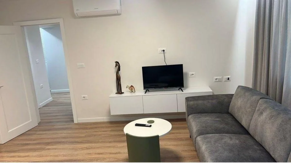 Tirane, jepet me qera apartament 2+1+Ballkon Kati 1, 95 m² 1.000 € (qender)