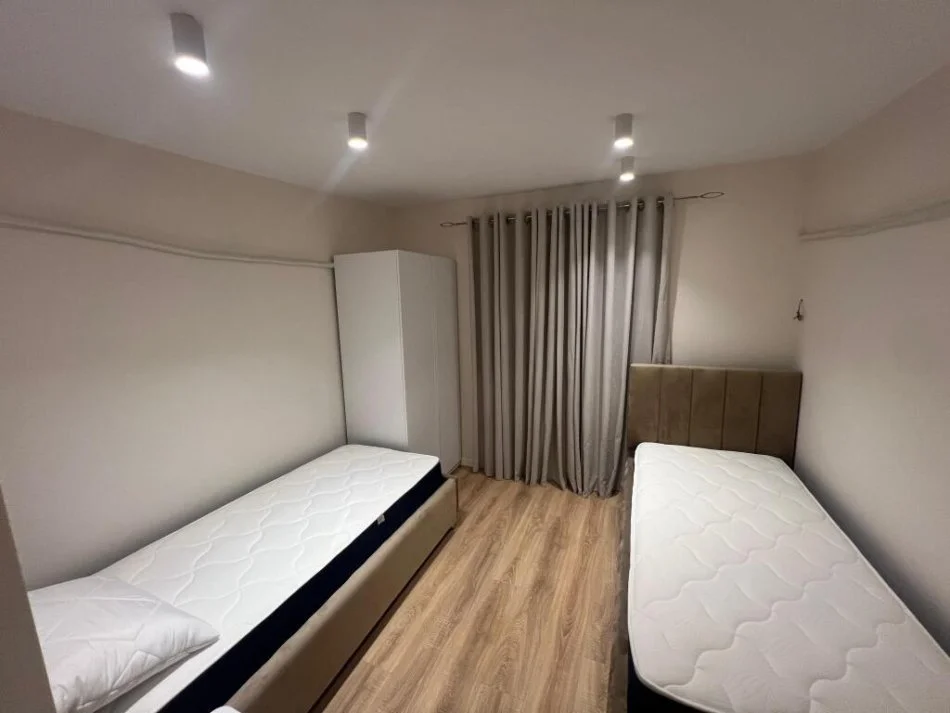 Tirane, jepet me qera apartament 2+1+Ballkon Kati 1, 95 m² 1.000 € (qender)