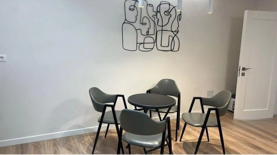 Tirane, jepet me qera apartament 2+1+Ballkon Kati 1, 95 m² 1.000 € (qender)