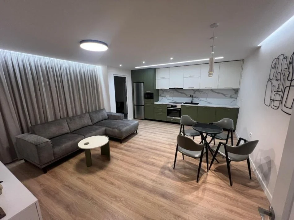 Tirane, jepet me qera apartament 2+1+Ballkon Kati 1, 95 m² 1.000 € (qender)