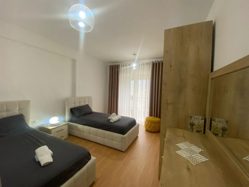 Tirane, jepet me qera apartament 2+1+Ballkon Kati 4, 100 m² 650 € (Rruga 5 Maj)