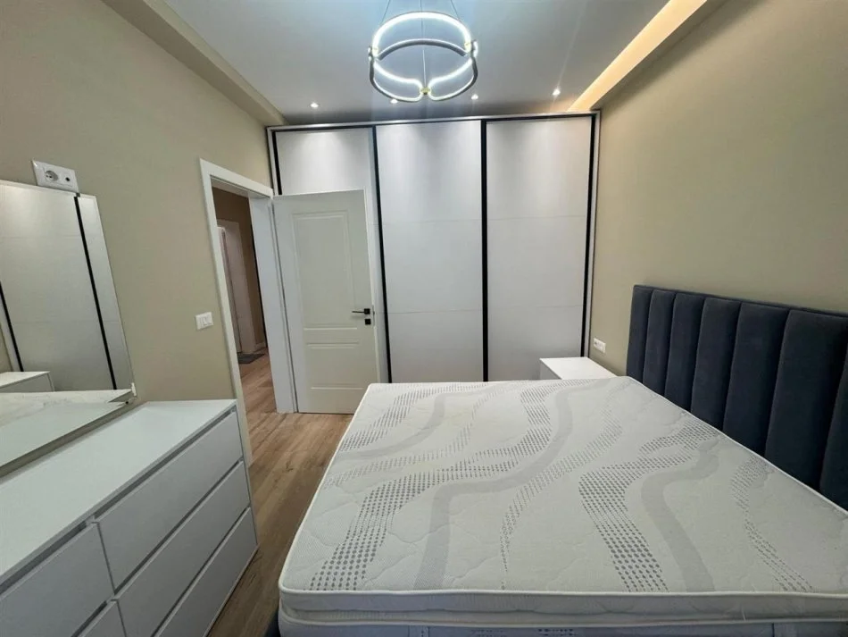 Tirane, jepet me qera apartament 2+1+Ballkon Kati 4, 95 m² 700 € (bulevardi i ri)