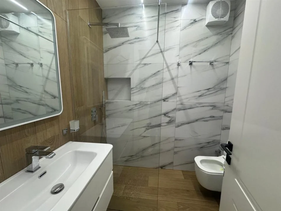 Tirane, jepet me qera apartament 2+1+Ballkon Kati 4, 95 m² 700 € (bulevardi i ri)