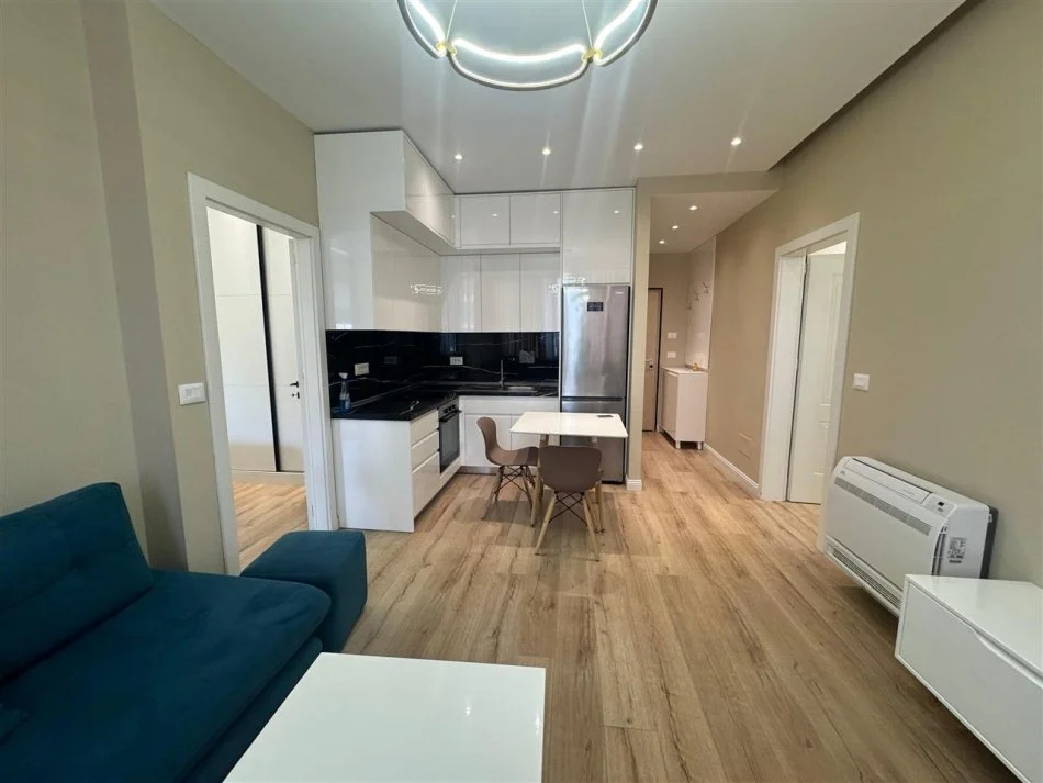 Tirane, jepet me qera apartament 2+1+Ballkon Kati 5, 95 m² 650 € (Bulevardi i Ri)