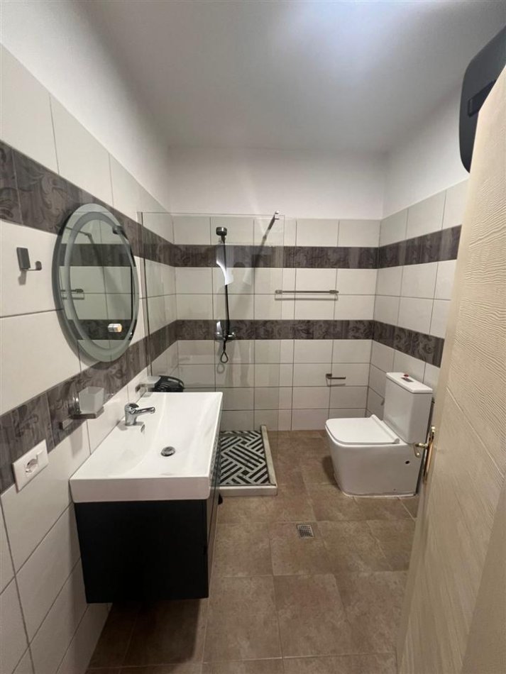 Tirane, jepet me qera apartament 2+1 Kati 2, 78 m² 850 € (FUSHA AVIACIONIT)