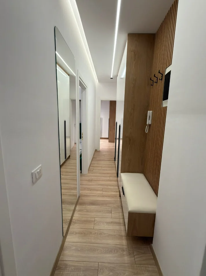 Tirane, jepet me qera apartament 2+1 Kati 7, 100 m² 1.000 € (KOMUNA PARISIT)