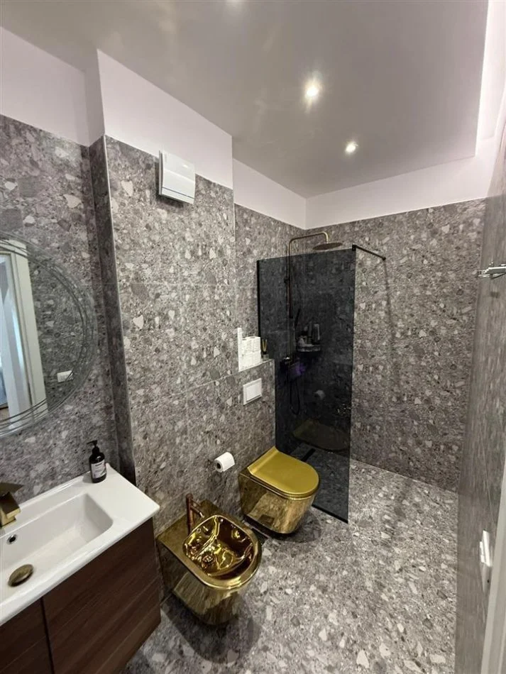 Tirane, jepet me qera apartament 2+1+Ballkon Kati 2, 95 m² 900 € (Kompleksi FZ)