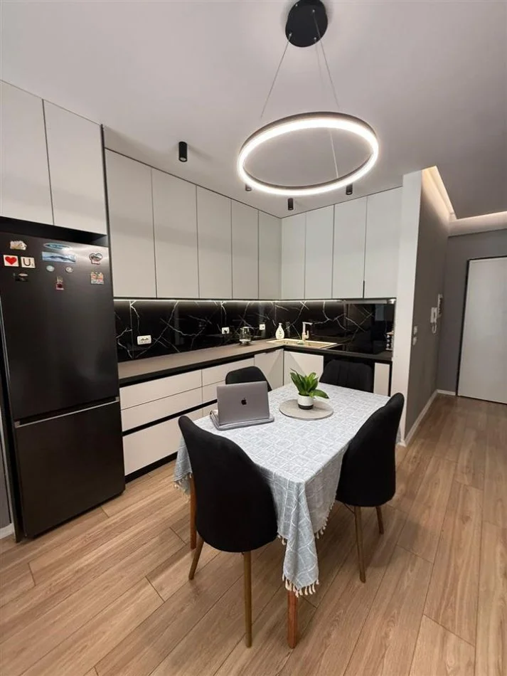 Tirane, jepet me qera apartament 2+1+Ballkon Kati 2, 95 m² 900 € (Kompleksi FZ)