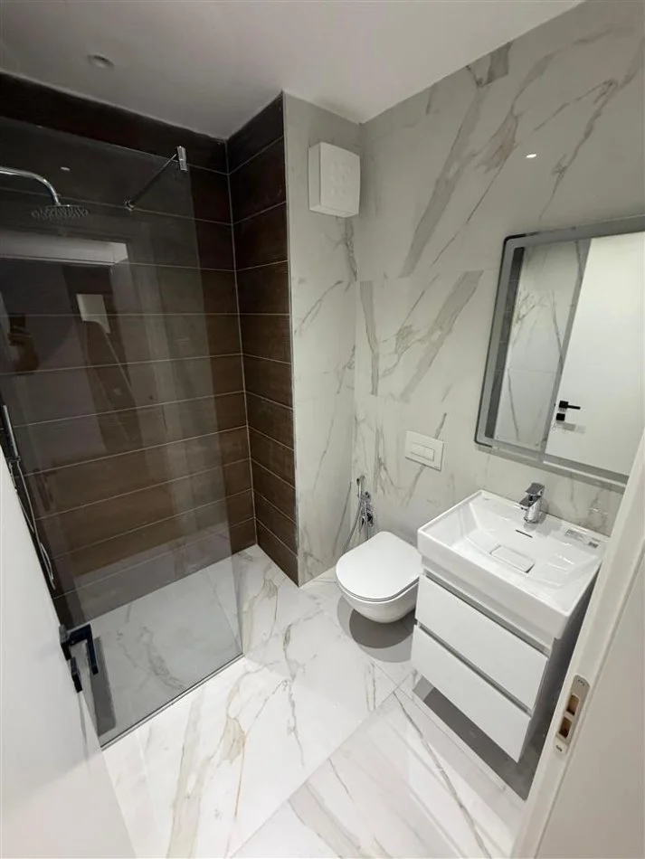 Tirane, jepet me qera apartament 2+1+Ballkon Kati 6, 125 m² 1.250 € (Parku Olimpik)