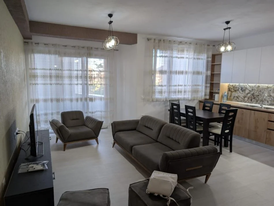 Tirane, jepet me qera apartament 2+1+Ballkon Kati 2, 97 m² 650 € (River Residence)