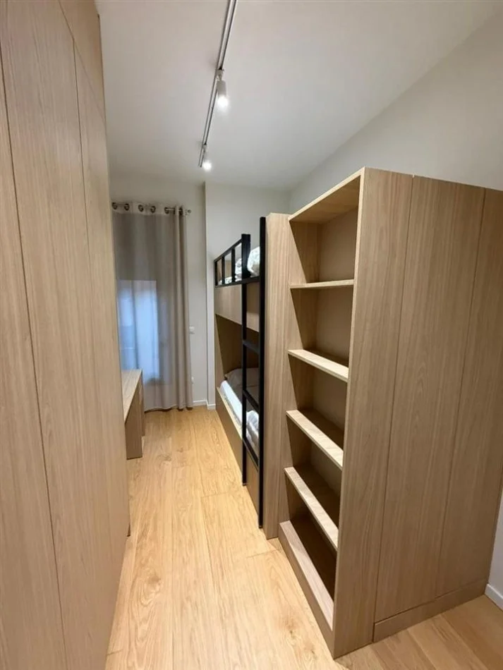 Tirane, jepet me qera apartament 2+1+Ballkon Kati 3, 94 m² 1.200 € (rruga e kosovareve)